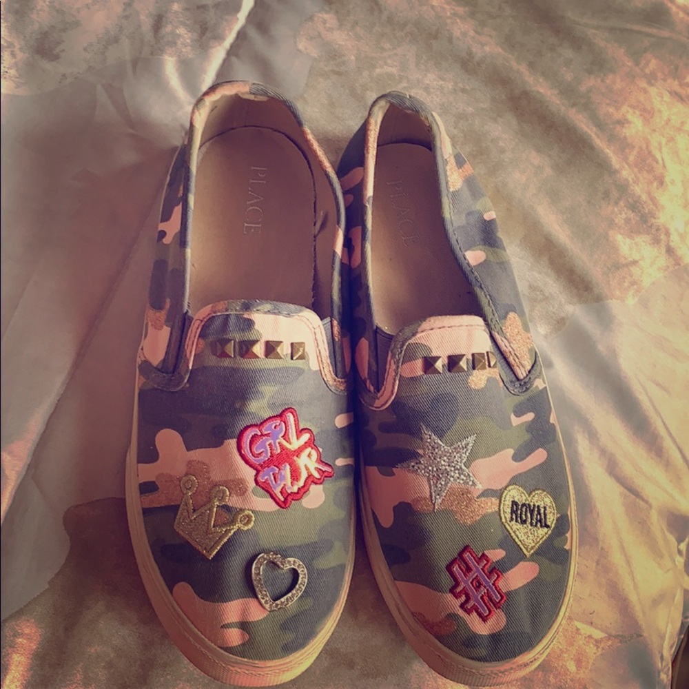 Camouflage shoes with patches